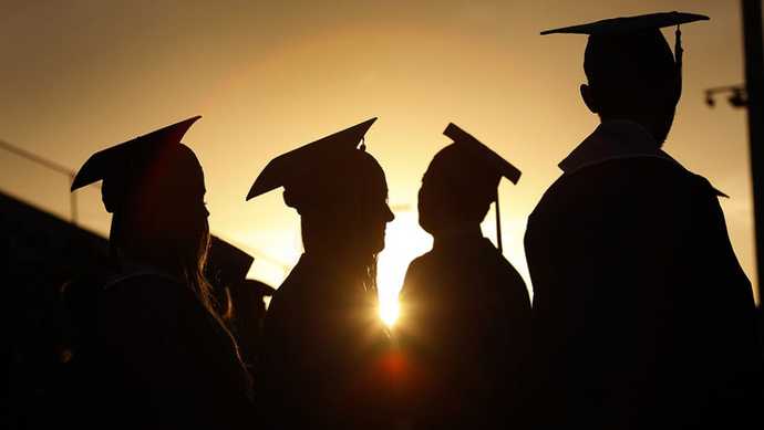 Pessoas com chapéu de graduação Pessoas com chapéu de graduação