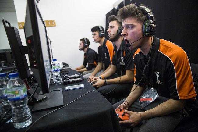 Pessoas jogando video-game Pessoas jogando video-game