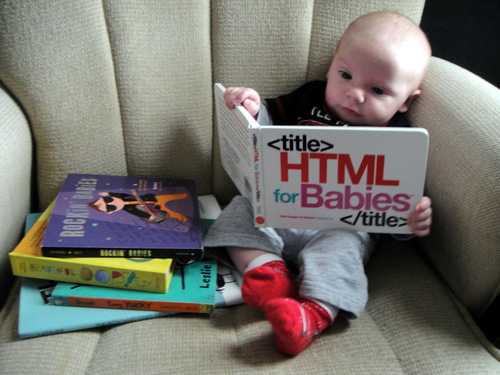 Bebê com um livro de HTML Bebê com um livro de HTML